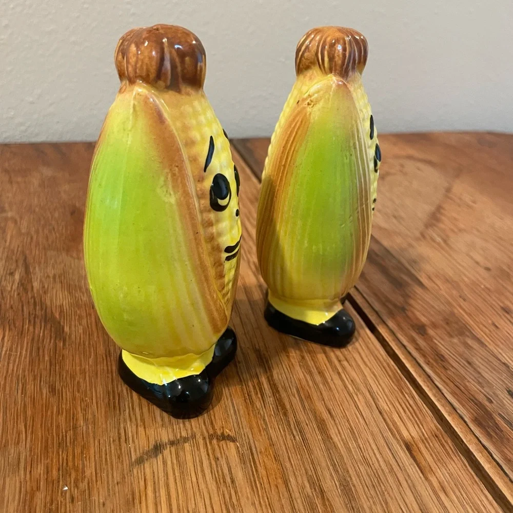 Vintage Corn Cob Salt & Pepper Shakers–Anthropomorphic Mid-Century Kitchen Décor